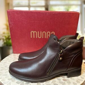 MUNRO Neko Boots Booties Chocolate Tumbled Leather Double Side Zip Size 8.5